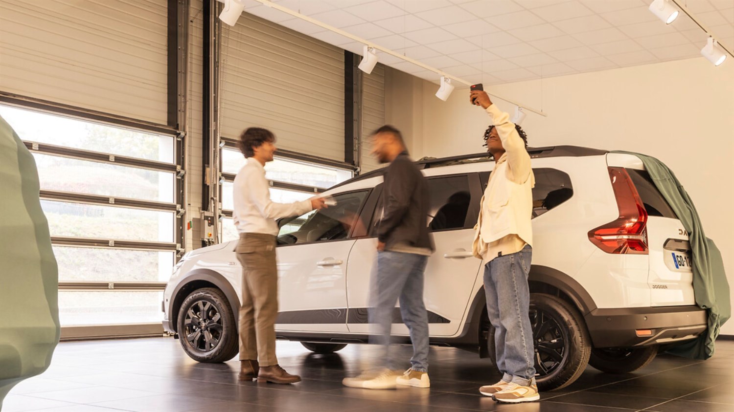 Bel Jogger parkiran v notranjem prostoru, obdanem z ljudmi.