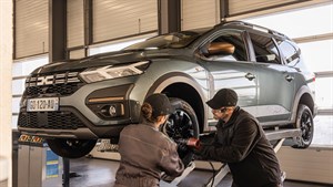 Menjava pnevmatik na vozilu Jogger v servisni delavnici.