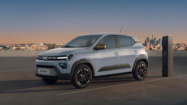 Dacia Spring sprednji bočni pogled na polnilni postaji