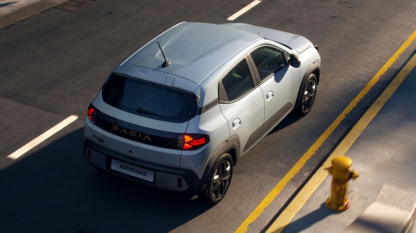 Dacia Spring pogled od zgoraj na cesti