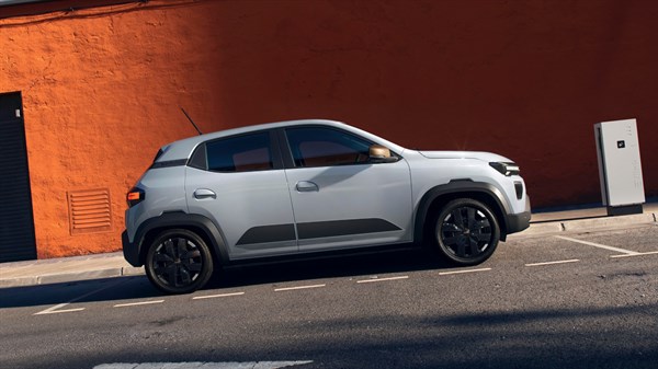 Dacia Spring bočni profil na polnilni postaji