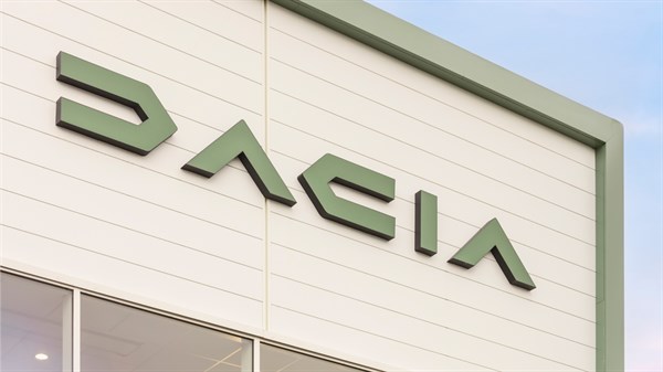 Dacia logotip na fasadi trgovine detajl zelenih črk