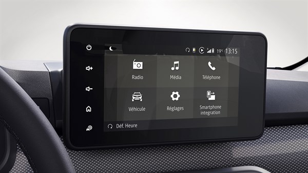 Zaslon multimedijskega sistema vozila Dacia z ikonami za radio, medije, telefon, vozilo, nastavitve in integracijo pametnega telefona.