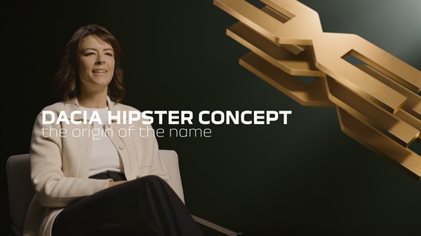 Ženska v studiu, ob njej velik zlat emblem Dacia; čez sliko napis "DACIA HIPSTER CONCEPT – the origin of the name" z ikono za predvajanje.