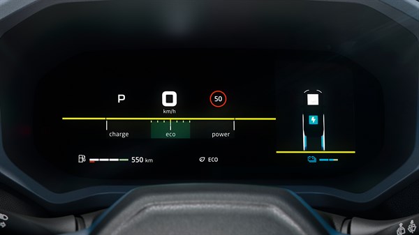 Digitalna instrumentna plošča Dacia, kjer je jasen prikaz hitrosti, načina vožnje, dometa in stanja baterije za optimalno upravljanje električnega ali hibridnega vozila.