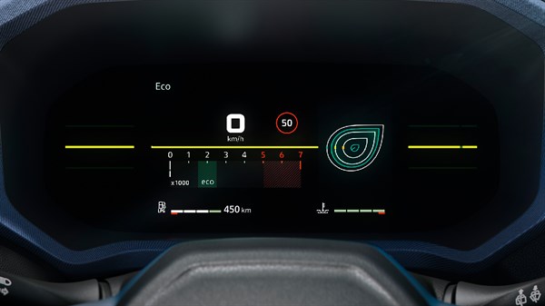 Instrumentna plošča Dacia v načinu Eco, kjer je optimiziran prikaz za varčno vožnjo z nadzorom porabe, dosega in delovanja pogonskega sklopa.