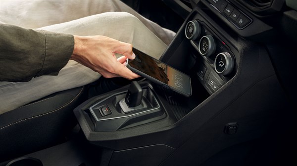 Dacia Duster notranjost středová konzola z brezžičnim polnjenjem telefona