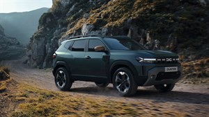 Dacia Duster zeleno sprednji tričetrtinski pogled na makadamski poti v skalnatem terenu