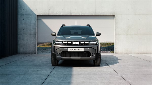 Dacia Duster vozilo sivo sprednji pogled pred garažo