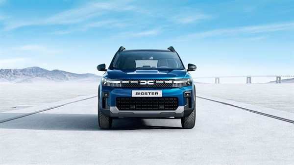 Dacia Bigster vozilo modro sprednji pogled na odprtem prostoru