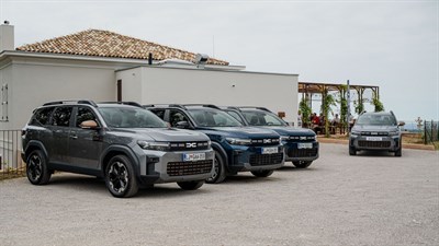 Bigster parkiran pred Restauracijo Stara škola