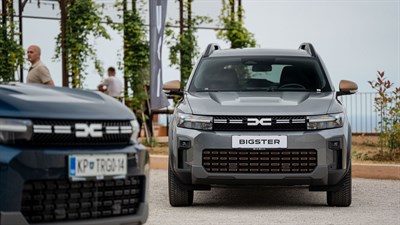 Bigster parkiran pred Restauracijo Stara škola