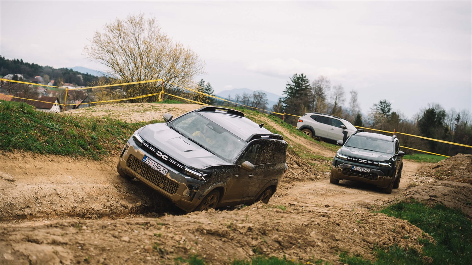 Dacia vozila po blatnem terenu na zahtevni terenski poti.