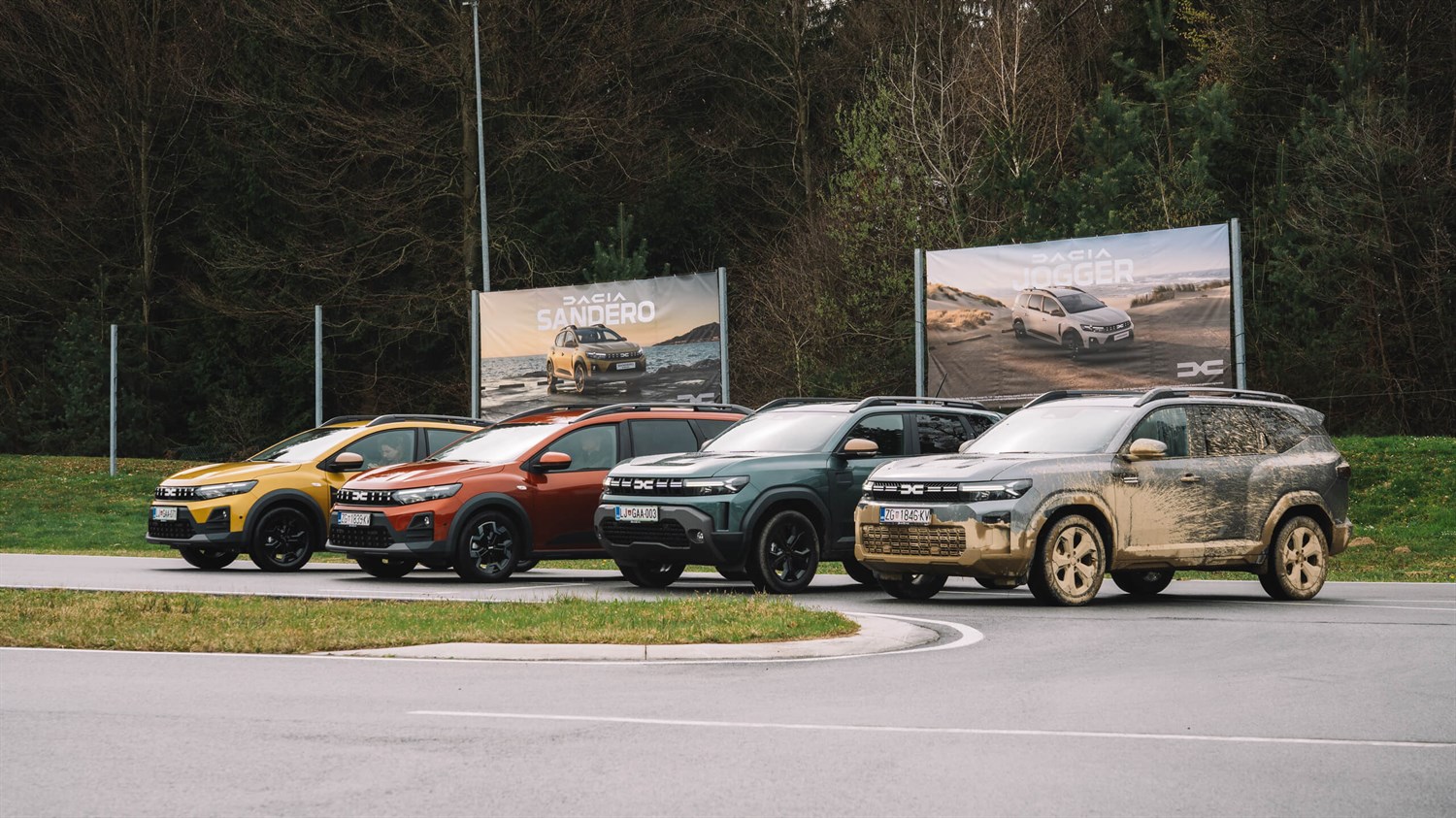 Dacia vozila parkirana na poligonu pred promocijskimi panoji.