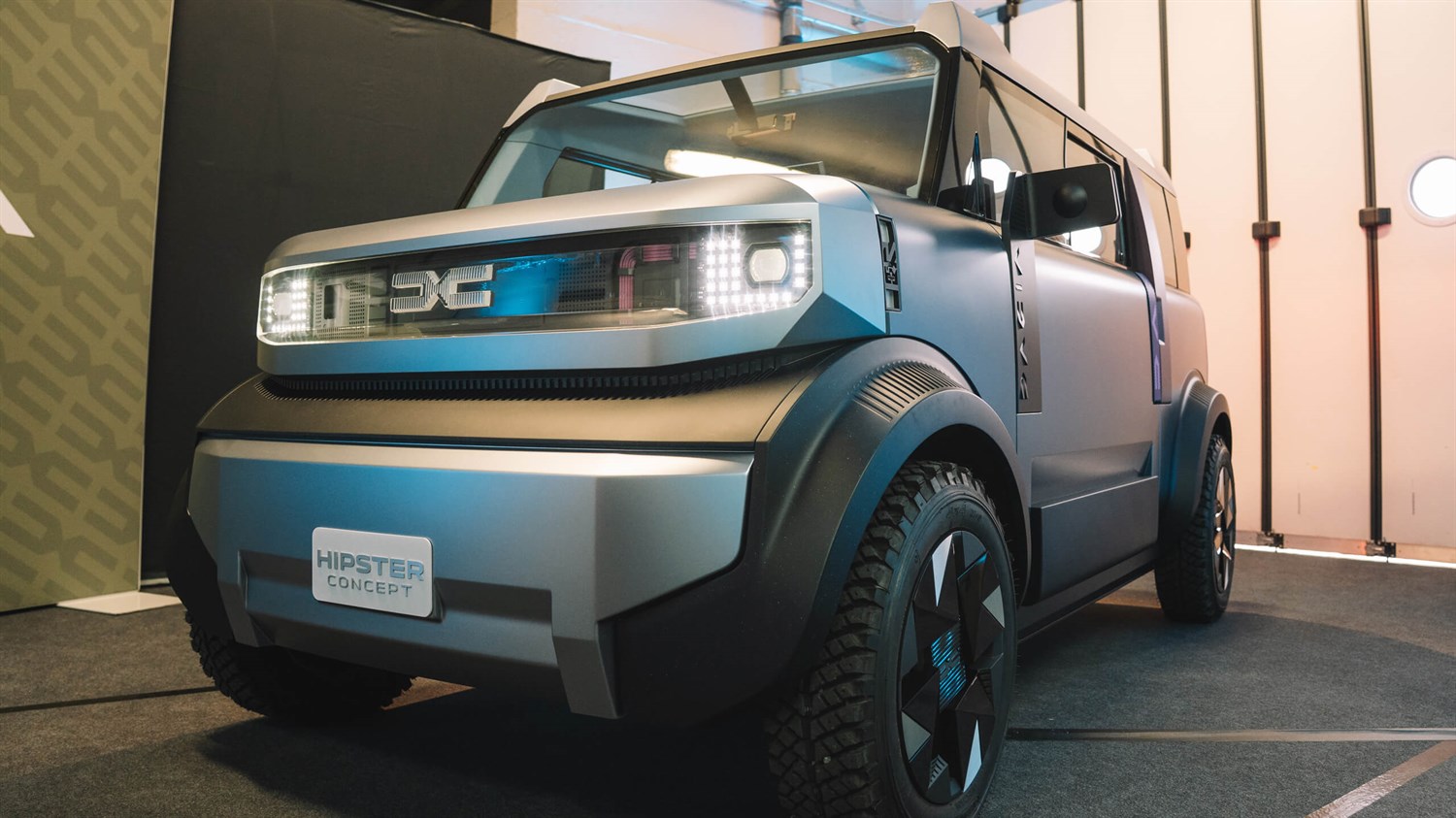 Dacia Hipster z robustno zasnovo in poudarjenimi blatniki na razstavnem prostoru.