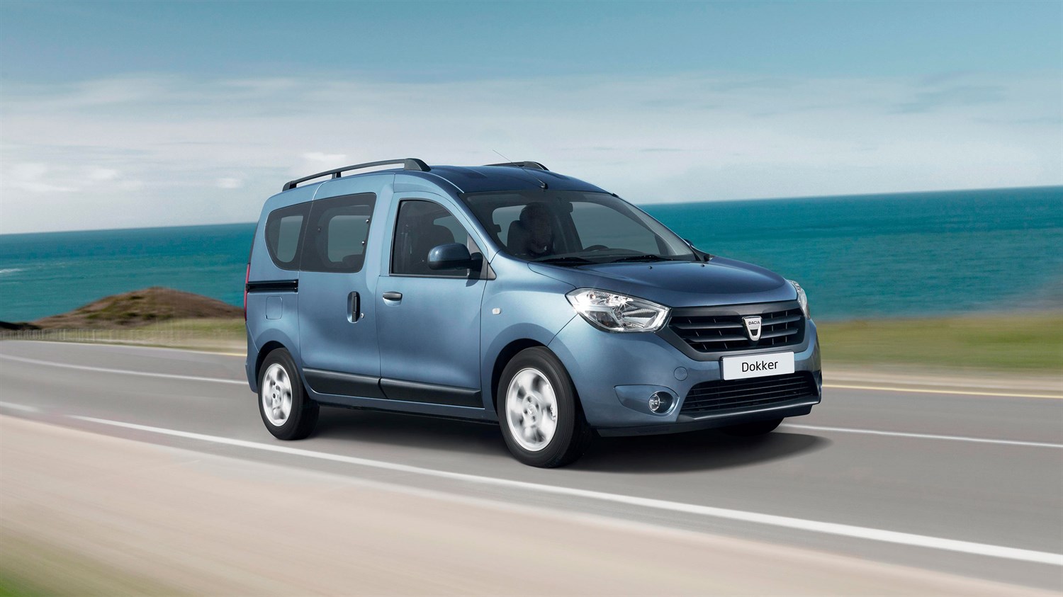 Dacia Dokker modra barva, sprednji bočni pogled na cesti ob morju