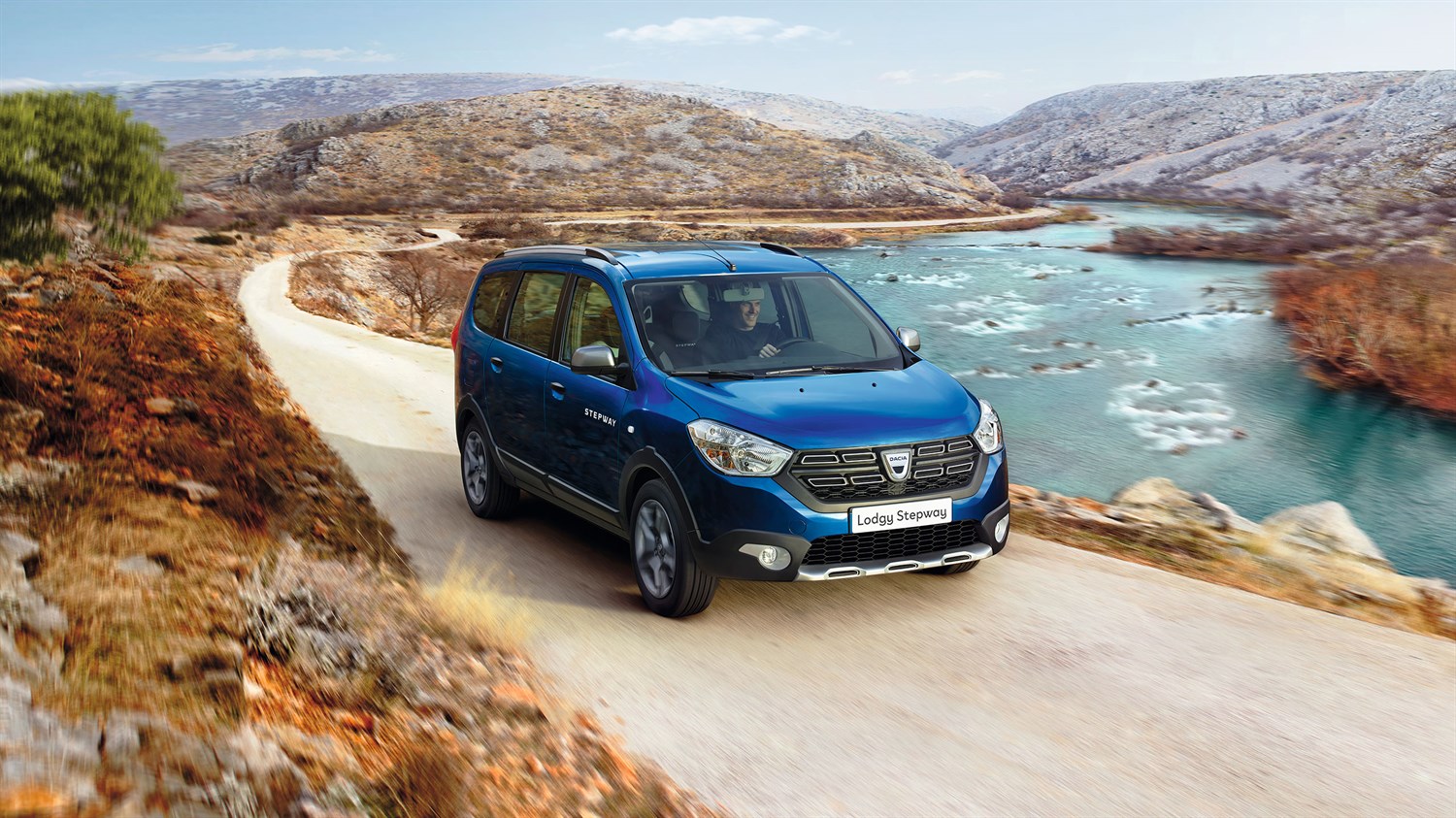 Dacia Lodgy Stepway modra barva, sprednji bočni pogled na gorski cesti