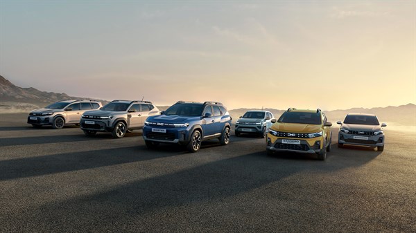 Dacia vozila v vrsti na peščenem terenu