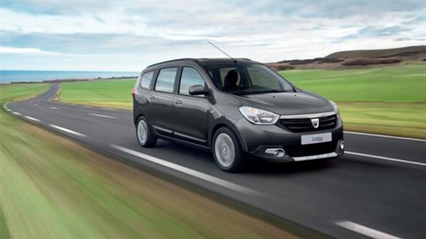 Dacia Lodgy siva barva, sprednji bočni pogled na podeželski cesti
