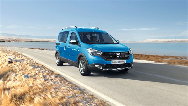 Dacia Dokker Stepway modra barva, sprednji bočni pogled na obalni cesti