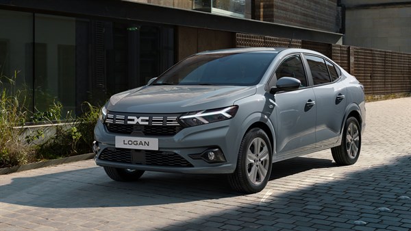 Dacia Logan siva barva, sprednji bočni pogled pred stavbo na tlakovani ulici