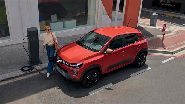 Dacia Spring vozilo oranžno pogled od zgoraj med polnjenjem
