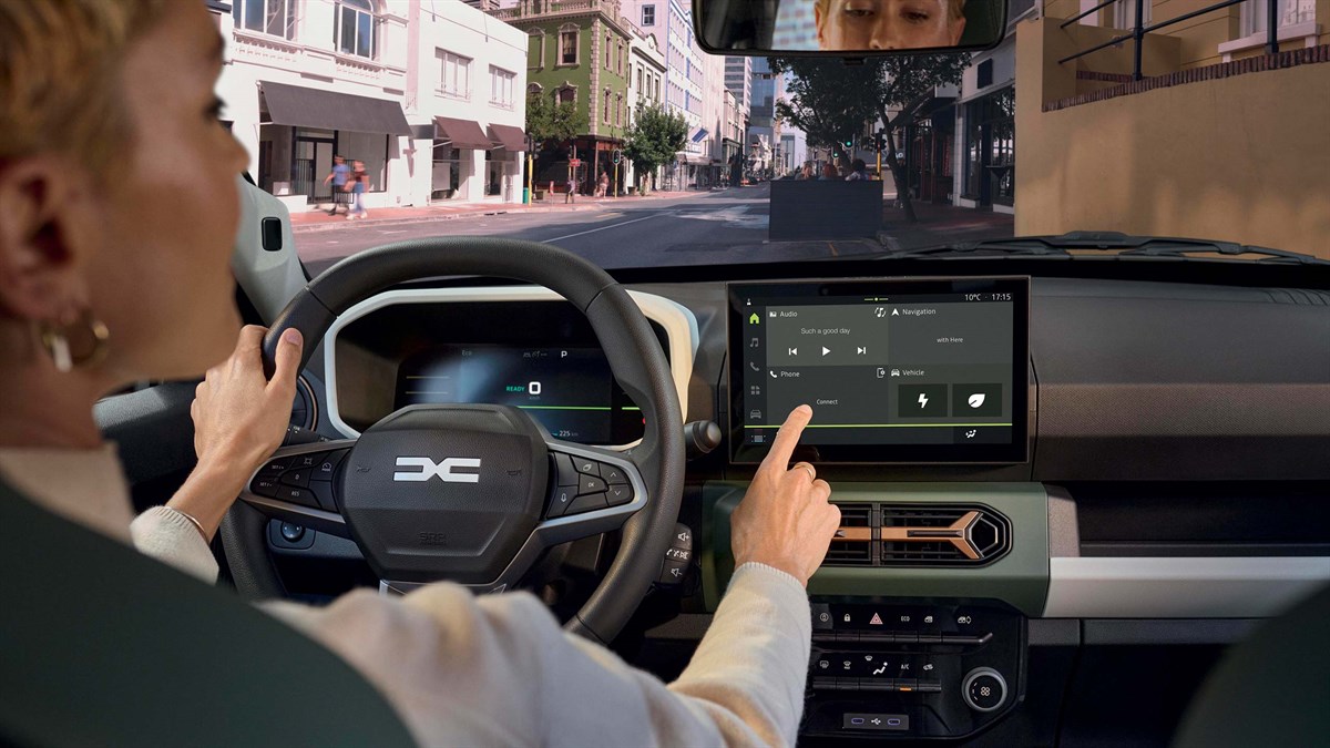 Dacia vozilo notranjost z domačim zaslonom naprav v mestu