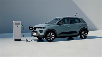 Dacia Spring vozilo svetlo modrosivo stranski profil polnjenje na polnilnici