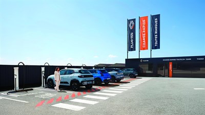 Renault vozila na polnilni postaji Plug Inn na parkirišču