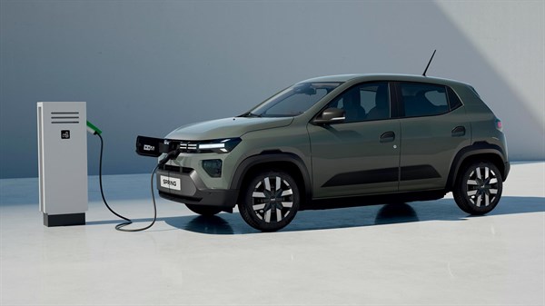 Dacia Spring vozilo zeleno stranski profil polnjenje na polnilnici