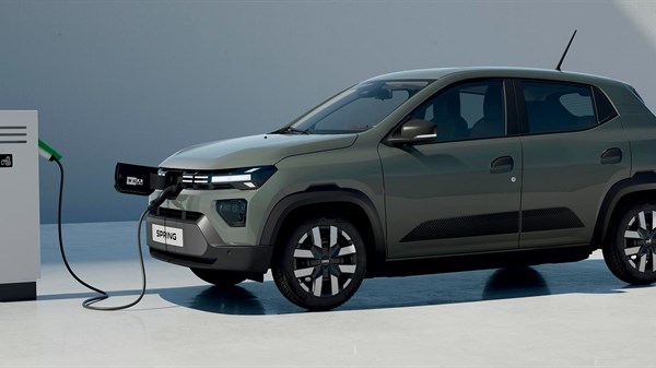 Dacia Spring vozilo zeleno stranski profil polnjenje na polnilnici