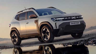 Dacia Duster vozilo belo sprednji stranski profil ob vodi v naravi