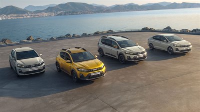 Dacia vozila v več barvah postavljena ob morju