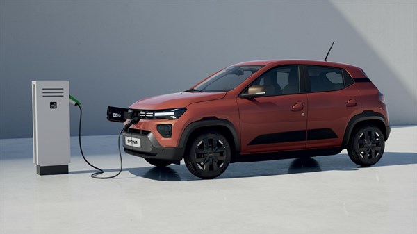 Dacia Spring vozilo oranžno stranski profil polnjenje na polnilnici