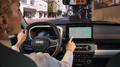 Dacia vozilo notranjost z zaslonom za navigacijo v mestu