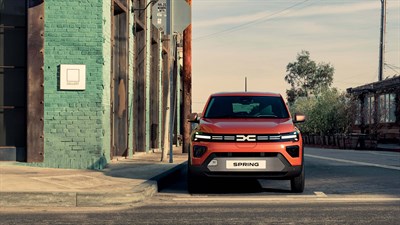 Dacia Spring vozilo oranžno sprednji pogled na ulici