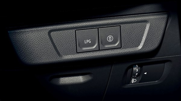 Notranjost vozila Dacia z gumbom za preklop na LPG.