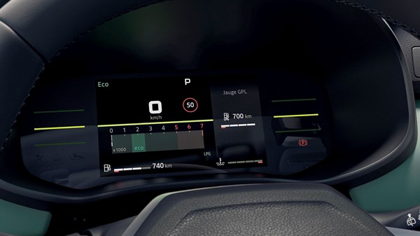 Digitalna armaturna plošča vozila Dacia z prikazom dosega LPG in bencinskega tanka.