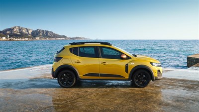Rumeni Dacia Sandero Stepway bočni profil ob morju