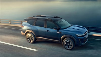 Dacia Bigster vozilo modro stranski profil na mostu ob vodi