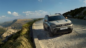 Dacia Duster vozilo zeleno sprednji profil na gorski cesti