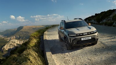 Dacia Duster vozilo zeleno sprednji profil na gorski cesti