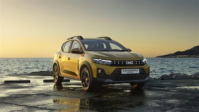 Dacia Sandero Stepway vozilo rumeno sprednji profil ob morju