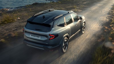 Dacia Bigster vozilo sivo pogled od zgoraj na makadamski cesti ob morju
