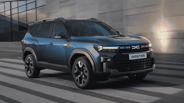Dacia Bigster vozilo modro sprednji profil v mestu