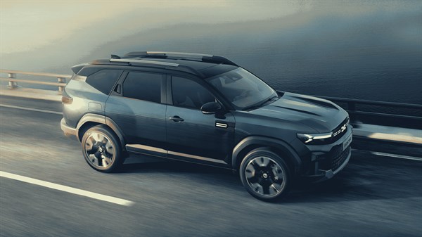Dacia Bigster vozilo sivo stranski profil na mostu