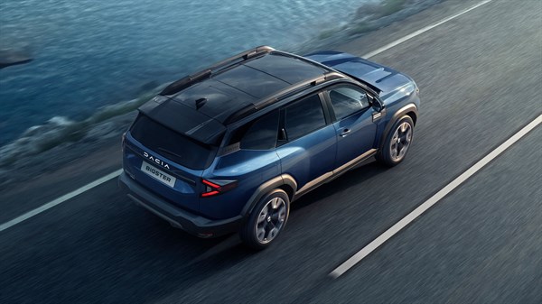 Dacia Bigster vozilo modro pogled od zgoraj na cesti ob morju