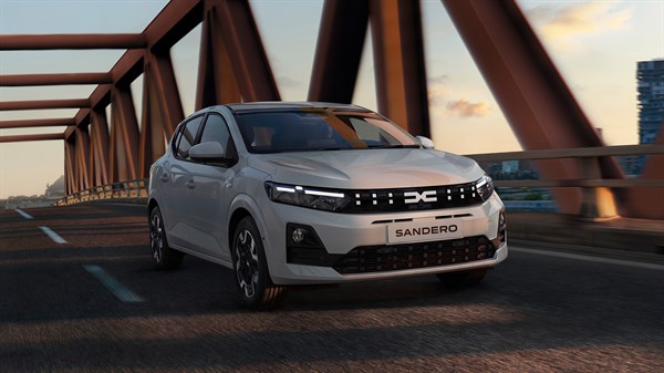 Dacia Sandero vozilo belo sprednji profil na mostu