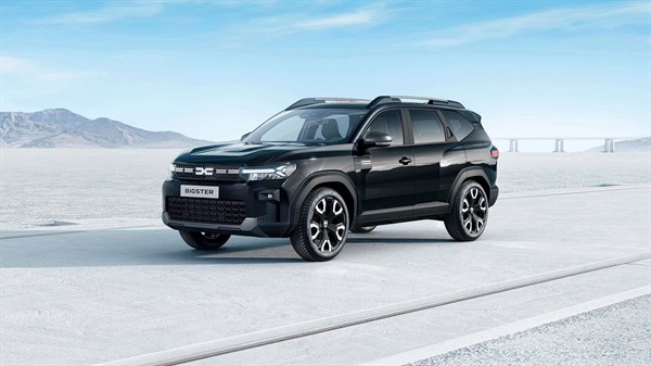 Dacia Bigster vozilo črno sprednji profil na puščavski cesti