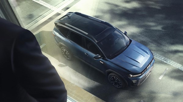 Dacia Bigster vozilo modro pogled od zgoraj skozi okno v mestu